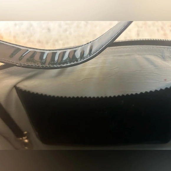 Mario Hernandez mint condition vinyl  purse - Picture 7 of 10